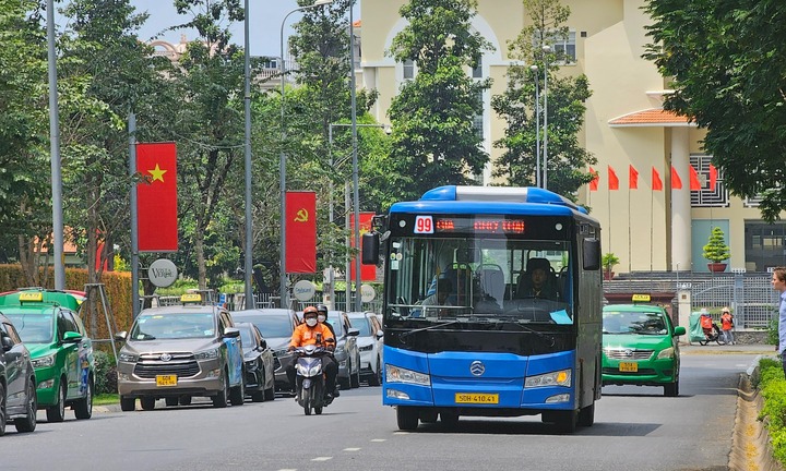 Xe ô tô có được đỗ xe trên đường dành cho xe buýt không
