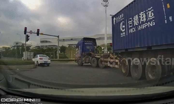 Kinh hãi khoảnh khắc xe đầu kéo bị đứt rơmoóc, người đi đường chạy tán loạn