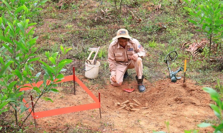 Quảng trị: Phát hiện hầm đạn với nhiều vật liệu nổ nằm cách mặt đất 10 cm
