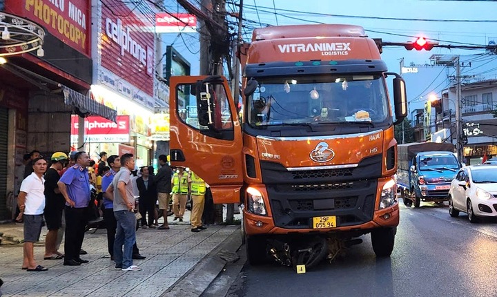 Ô tô tải tự trôi tông người đàn ông đứng chờ đèn đỏ tử vong