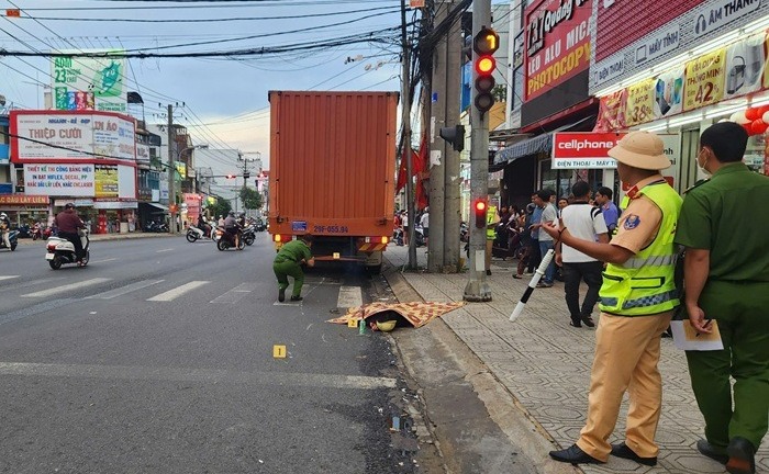 Tin tức tai nạn giao thông mới nhất ngày 18/5: Tông vào đuôi xe tải, nam thanh niên tử vong