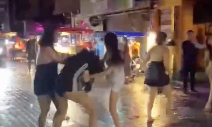 Clip: 6 người phụ nữ lao vào túm tóc, đánh nhau dữ dội ngay giữa phố, hé lộ nguyên nhân