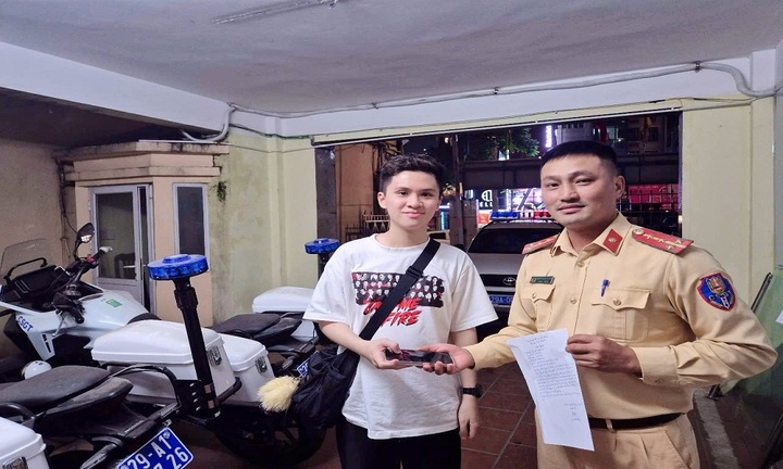 Không tham của rơi, người phụ nữ giao lại tài sản giá trị cho CSGT