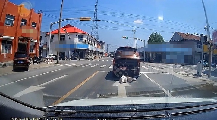 Clip: Thót tim cảnh 2 bé gái bất ngờ ngã văng khỏi ô tô đang phóng trên đường