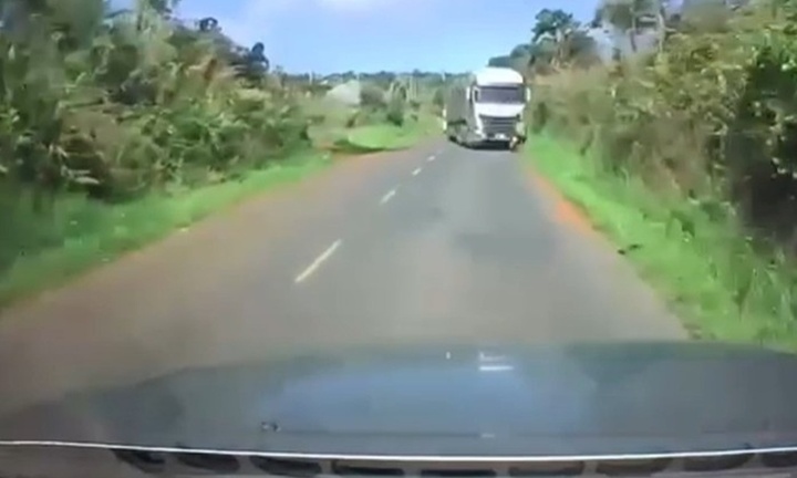 Clip: Xe container mất lái tông liên hoàn, 2 người tử vong ở Đắk Nông