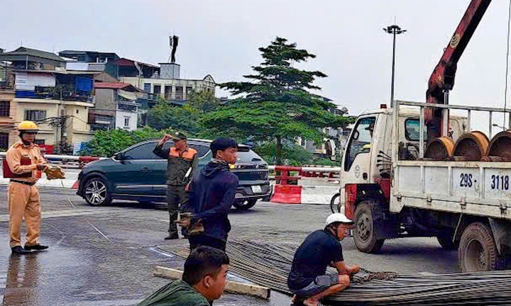 Phạt đến 40 triệu đồng vụ xe tự chế làm rơi bó sắt dài 12 mét xuống đường