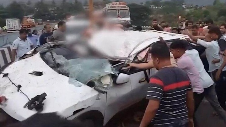 Xe ô tô mất lái lao xuống sông, 5 người thiệt mạng