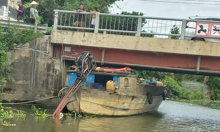 Long An: Ghe bầu chở vật liệu va vào dầm cầu, một người tử vong