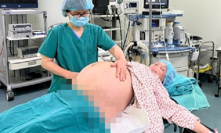 Người phụ nữ 52 tuổi hạ sinh 2 bé gái bằng kỹ thuật IVF