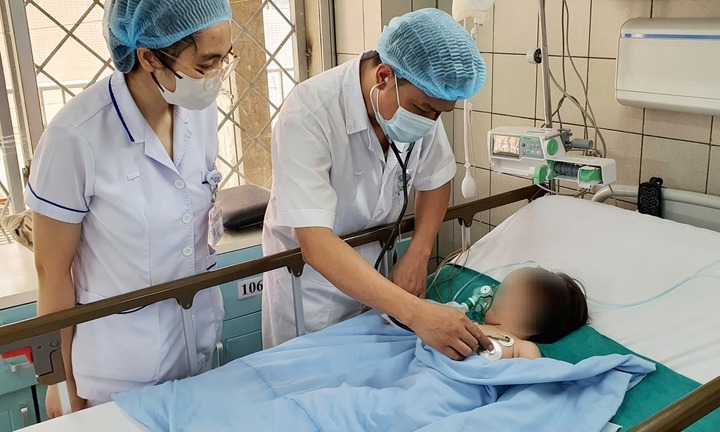 Bé gái suýt tử vong vì ngã vào xô nước thải điều hòa
