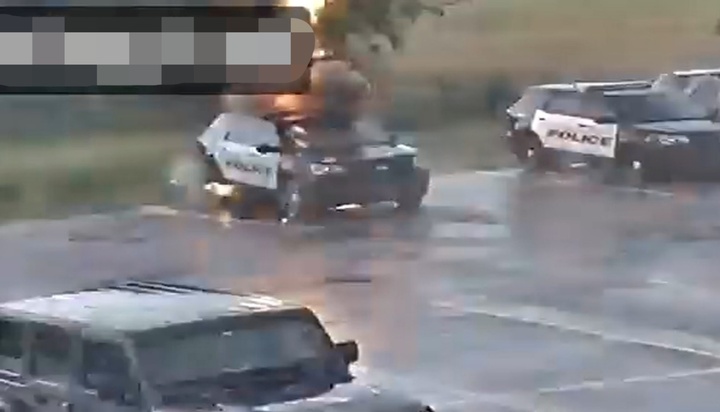Clip: Kinh hoàng khoảnh khắc tia sét xẹt qua, đánh tung xe cảnh sát