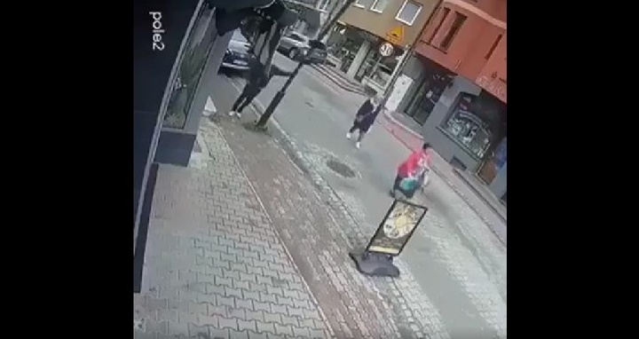 Clip: Tựa lưng vào cột đèn, người đàn ông suýt khiến gây tai nạn kinh hoàng