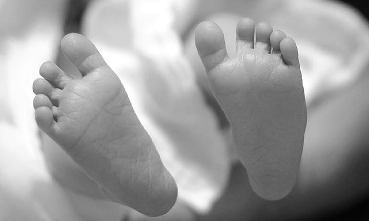 Bé gái 28 ngày tuổi tử vong do cha say rượu nằm đè lên người