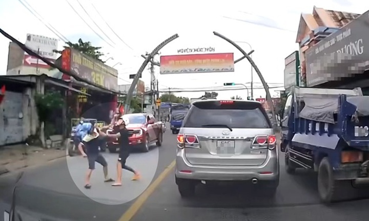 Clip: Nhóm đối tượng dừng xe máy giữa đường, hung hãn đánh nhau gây tắc đường