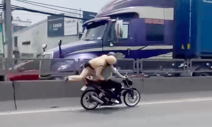 Xác minh clip CSGT chới với bám vào yên xe máy chạy trên đường ở TPHCM