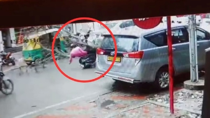 Clip: Khoảnh khắc cây bật gốc đè trúng xe máy, một người đàn ông tử vong