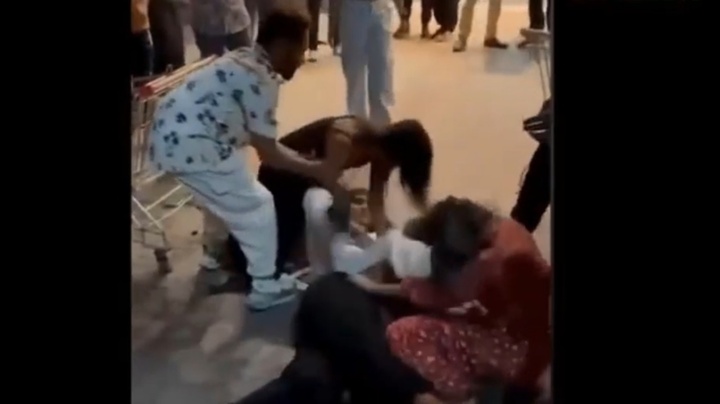 Clip: Nhóm cô gái túm tóc, đánh nhau túi bụi ngay vỉa hè, tiết lộ lý do đằng sau