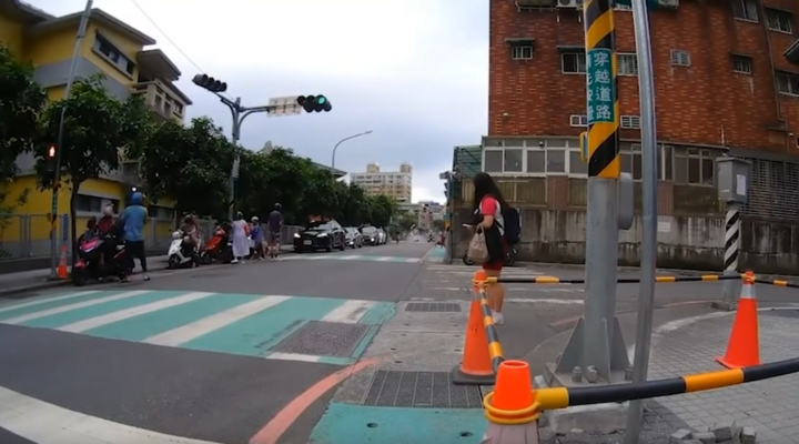 Clip: Kinh hoàng cụ ông 78 tuổi lái ô tô vượt đèn đỏ, lao vào đám đông, 3 người tử vong thương tâm