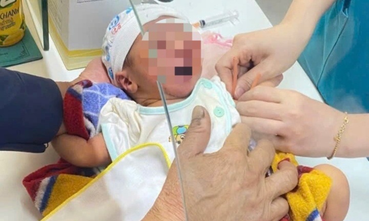 Đi bắt cá, người dân phát hiện bé sơ sinh bọc trong bao tải bị bỏ rơi  giữa đồng