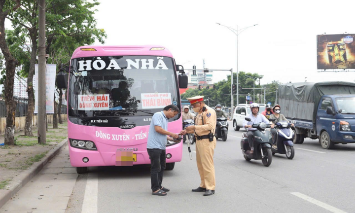 Hà Nội: Ghi hình xử lý xe limousine dừng đỗ, đón trả khách sai quy định