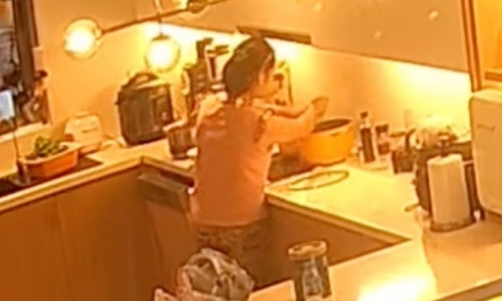 Nữ giúp việc vắt nước từ giẻ lau bếp vào nồi nước uống của chủ nhà: Công an vào cuộc