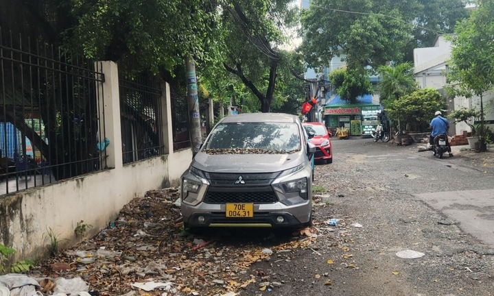 Vụ ô tô đậu cả năm ở TP.HCM: Do bận về quê chăm sóc vợ bị bệnh nên để xe lại tại chỗ