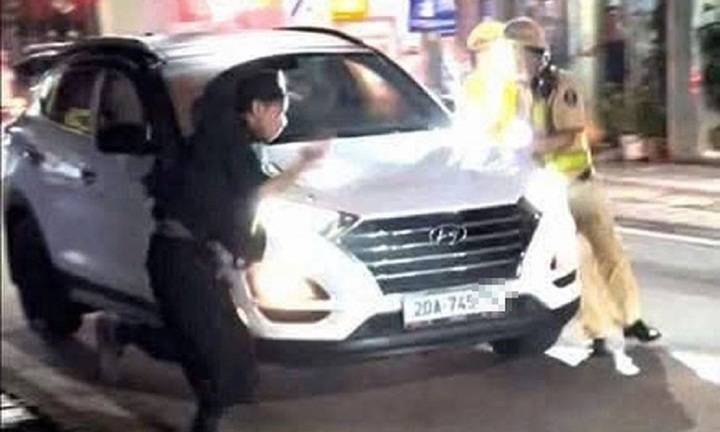 Clip: Đang đến nhà bạn gái chơi, tài xế ô tô trốn đo nồng độ cồn, tông thẳng vào CSGT ở Thái Nguyên