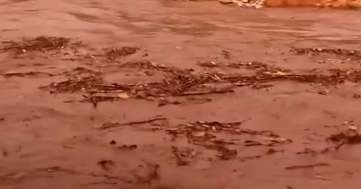 Clip: Kinh hãi cảnh dòng nước lũ lên nhanh chóng mặt, chảy xiết cuồn cuộn ở Sơn La