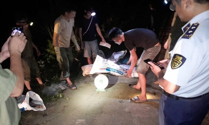 Hà Giang: Bắt quả tang tài xế ô tô chở gần 2 tạ lợn chết đổ trộm xuống sông