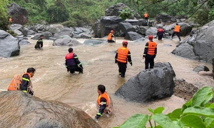 Sơn La: Xe máy chở 3 mẹ con bị lũ cuốn trôi, 2 người mất tích