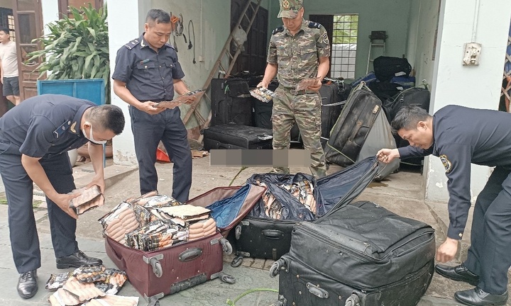 Thu giữ hơn 2,5 tấn xúc xích, trứng gia cầm non... nhập lậu ở Lào Cai