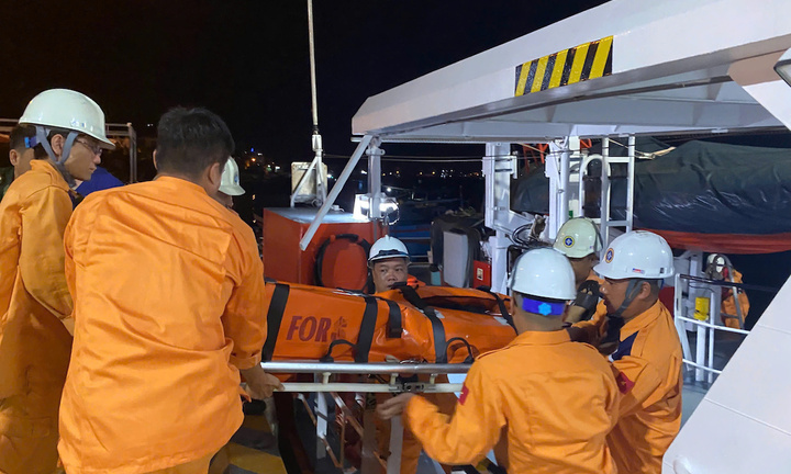 Cứu nạn thuyền viên quốc tế gặp nạn trên vùng biển Việt Nam