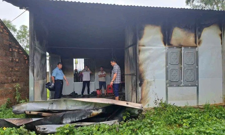 Mưa lớn kèm sấm sét dữ dội, nhà dân ở Hà Tĩnh bị sét đánh cháy đen