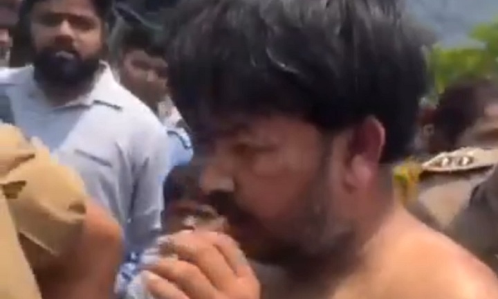 Clip: Chồng bất ngờ mang axit tạt vào mặt vợ ngay giữa phố, hé lộ nguyên nhân phía sau