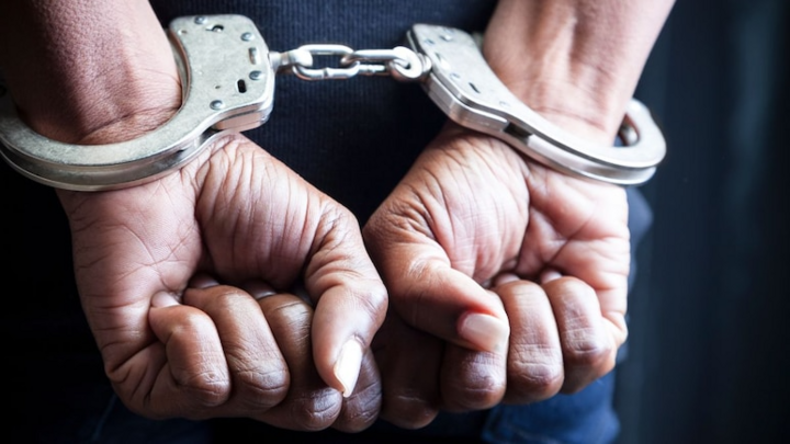 Tức giận vì mẹ không chịu dậy nấu đồ ăn lúc nửa đêm, 