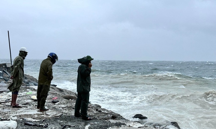 Tàu chở gần 5.000 tấn than chìm trên vùng biển Hà Tĩnh, 10 thuyền viên mất tích