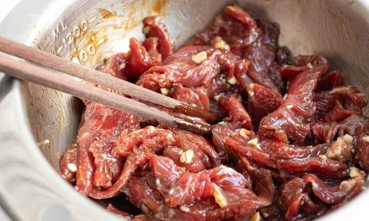 Vì sao không nên ướp thịt bò với nước mắm?