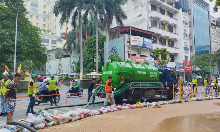Bùn đất lại bất ngờ phun trào lên mặt đất ở Cát Linh, Hà Nội