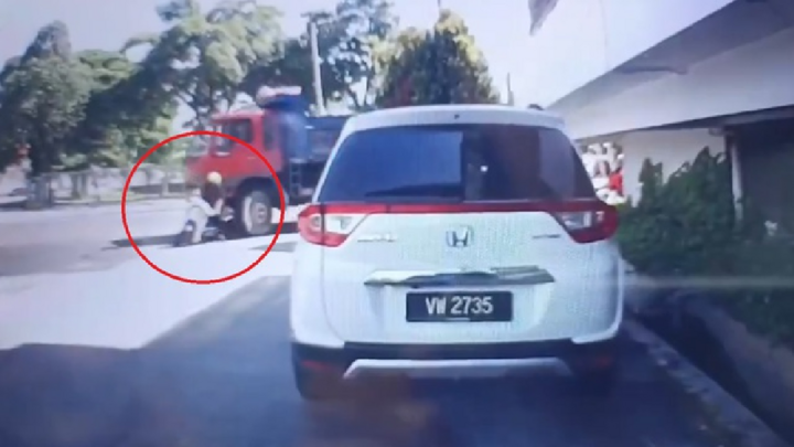 Clip: Khoảnh khắc người đàn ông đi xe máy bị xe tải đâm, tử vong tại chỗ
