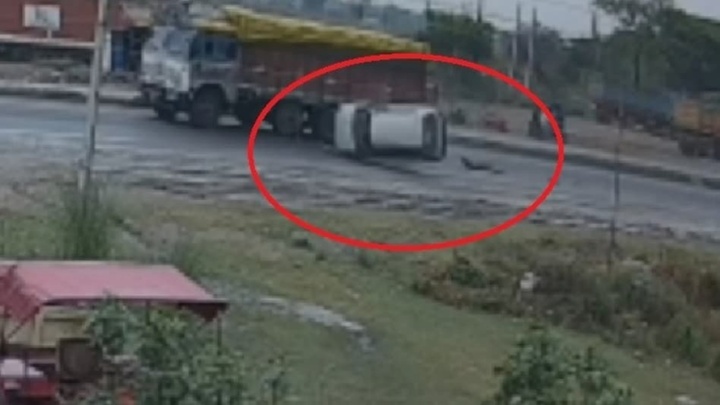 Clip: Kinh hoàng khoảnh khắc va chạm với xe tải, ô tô con lộn 5 vòng trên đường