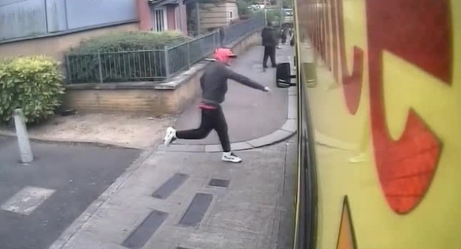 Clip: Người đàn ông táo tợn đập cửa xe cứu thương, lấy cắp đồ khi đội y tế cấp cứu bệnh nhân