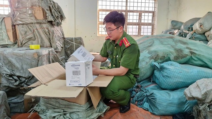 Khởi tố 4 đối tượng trong đường dây kem đánh răng, dầu gội giả ở Nghệ An