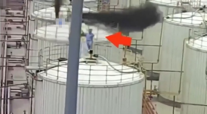 Clip: Bể hóa chất bất ngờ phát nổ, công nhân may mắn sống sót