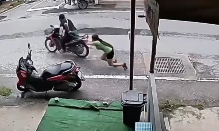 Clip: Người phụ nữ bị kéo lê 40 mét trên đường khi giằng co với kẻ cướp túi xách