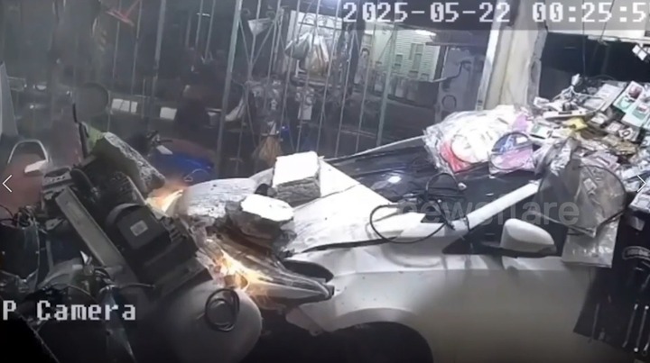 Clip: Ô tô lao thẳng vào nhà dân, người đàn ông