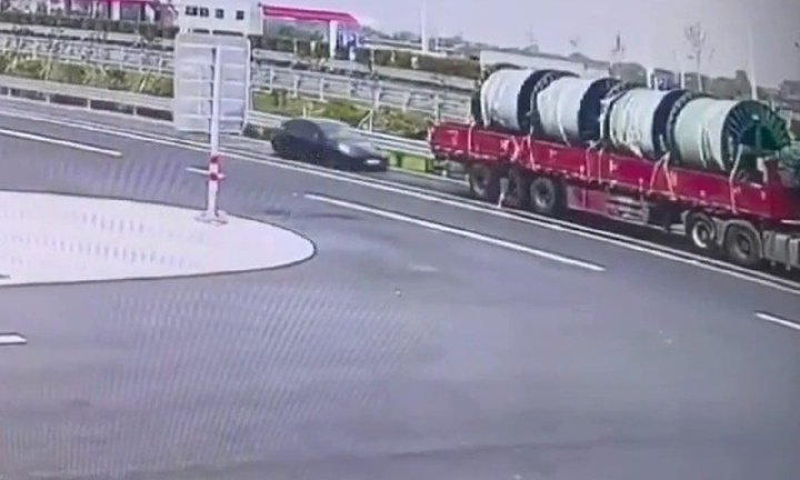 Clip: Xe điện Tesla lao như tên bắn tông vào xe đầu kéo, tài xế tử vong tại chỗ