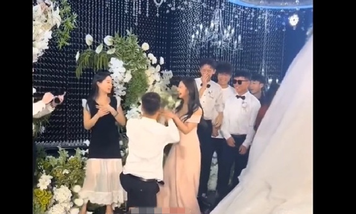Bắt được hoa cưới, phù rể có hành động khiến cả hôn trường