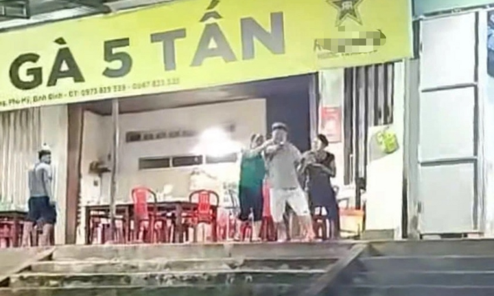 Vụ chủ quán cơm gà cầm ghế đuổi đánh khách ở Bình Định: Công an báo cáo gì?