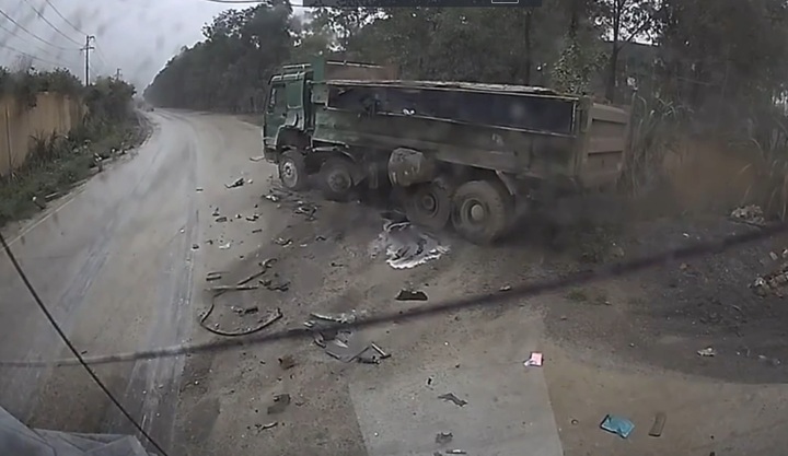 Clip: Chạy lấn làn, không giảm tốc khi ôm cua, xe ben tông thẳng vào hai xe đi ngược chiều