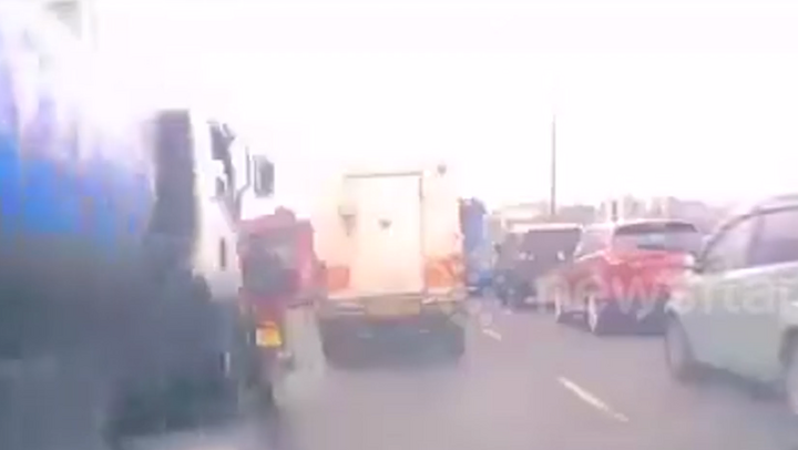 Clip: Kinh hoàng khoảnh khắc xe bồn lao như tên bắn, tông vào dòng xe đang dừng chờ đèn đỏ, 1 người tử vong tại chỗ